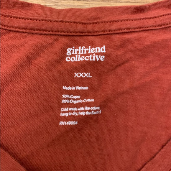 Bundle of 2 V-Neck Cropped Girlfriend Collective T-shirts - Picture 2 of 4